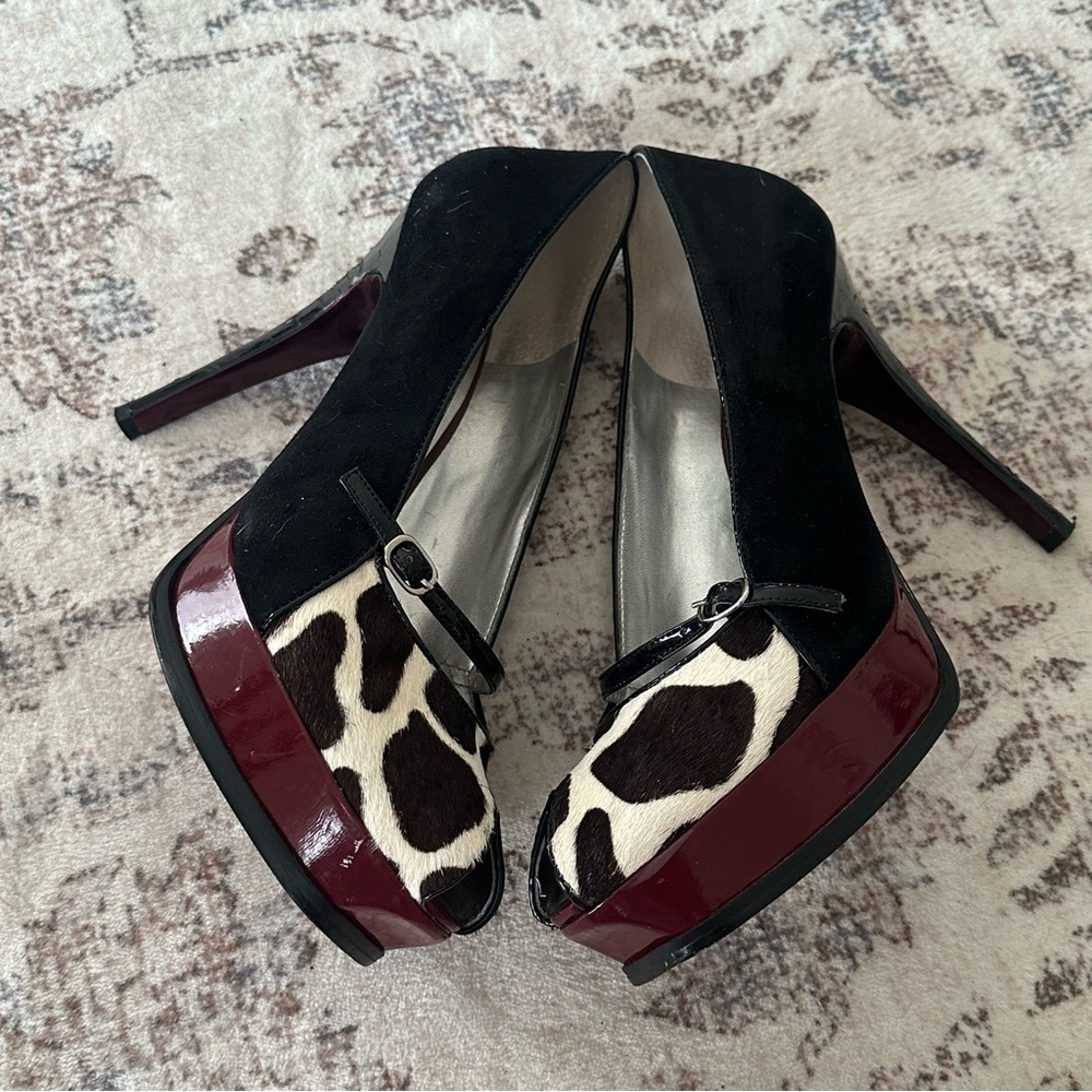 Guess Elegant Black and Burgundy Suede Heels with Animal Print